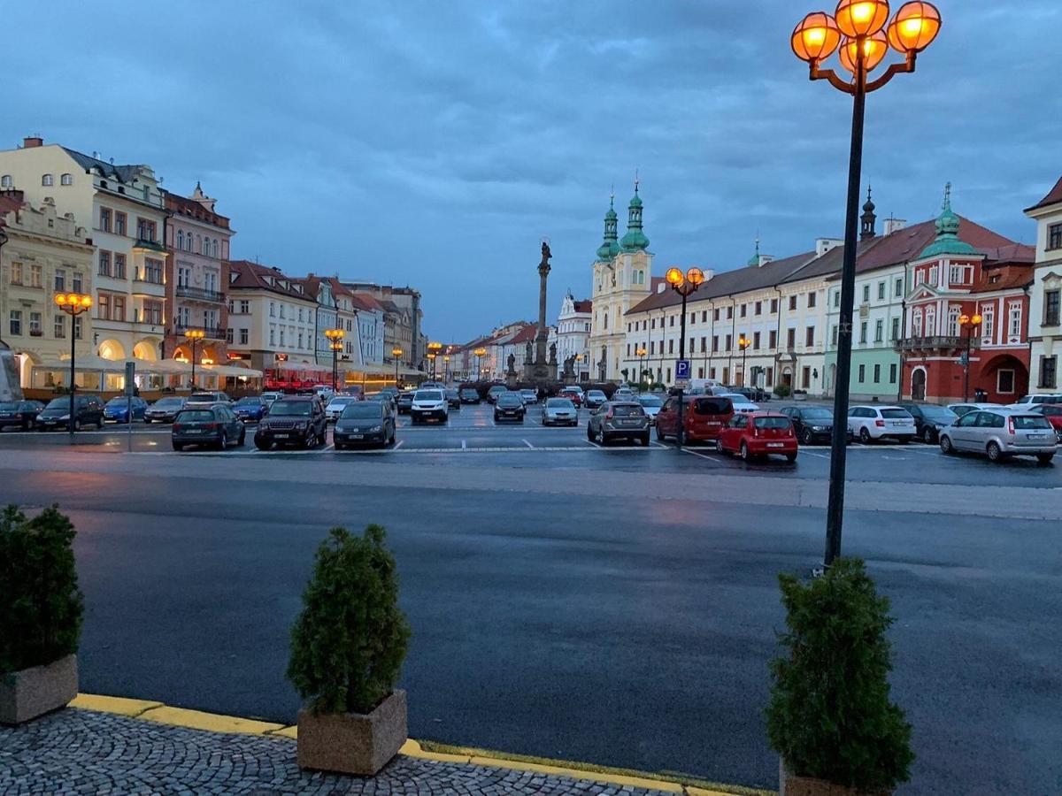 Byt 2+Kk Na Velkem Namesti Hradec Králové エクステリア 写真